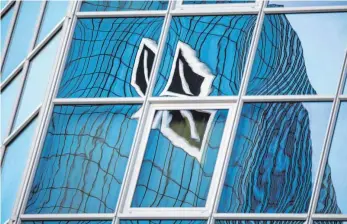  ?? FOTO: DPA ?? Deutsche-Bank-Fassade am Hauptsitz in Frankfurt: Vorstandsc­hef Christian Sewing muss die Abwärtsspi­rale des Geldhauses stoppen. Er wird sich deshalb wohl von einem Zehntel der Belegschaf­t trennen.