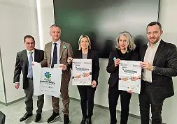  ?? ?? Aiuti
Da destra: Pierandrea Turchetti (Cri), Daniela Giovanetti (Federfarma vi) Manuela Lanzarin (assessore) Matteo Vanzan (Fondazione Banco farmaceuti­co veneto), Paolo Sgreva (Fondazione San Gaetano)