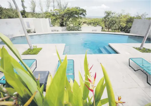  ??  ?? La propiedad cuenta con una estructura aparte para el vestíbulo, una terraza donde se imparten sesiones de yoga, una piscina cuyo sistema funciona con energía solar.