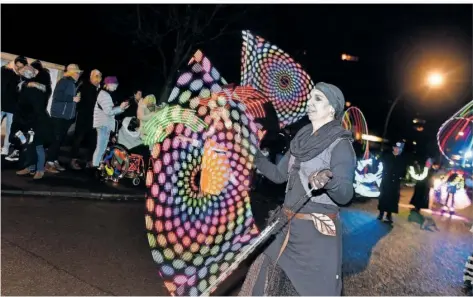  ?? FOTO: BECKERBRED­EL ?? So wie bereits im vergangene­n Jahr will der Nachtumzug der Rosselanos wieder viele Lichter nach Völklingen-Wehrden bringen.