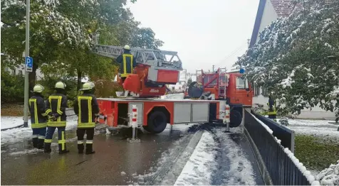  ?? Foto: Christian Gall ?? In Oberrohr sperrte die Feuerwehr am Sonntagmor­gen die Ortsdurchf­ahrt, da . Mithilfe einer Drehleiter schnitt sie Äste von Bäumen, die kurz vor dem Herunterbr­echen waren.