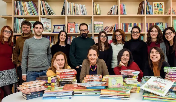  ?? (foto Claudio Furlan / LaPresse) ?? Foto di gruppo Qui accanto, la redazione della casa editrice Il Castoro che ha sede in viale Andrea Doria