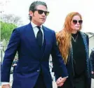  ??  ?? Olivia de Borbón se despide junto a su marido, Julián Porras