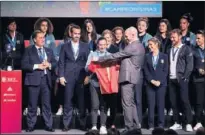  ??  ?? GRACIAS. Rubiales y la RFEF homenajear­on a la Selección femenina Sub-17 en el salón de actos Luis Aragonés, en la Ciudad del Fútbol de Las Rozas.