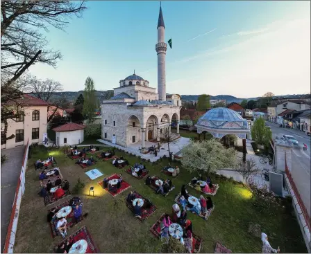  ?? Foto Memić i Yunus Demirbaš ?? Iftari u haremu Ferhadije džamije