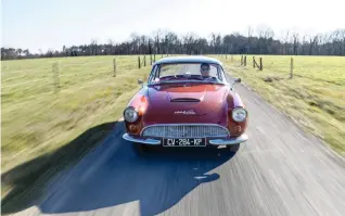  ?? ?? Pas de souci pour notre passionnée, même si l’Auto Union est très vive et réactive, les freins sont assez efficaces pour s’amuser sur les routes de Dordogne.