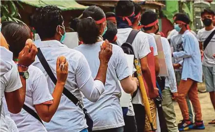  ?? AFP PIC / ANONYMOUS SOURCE ?? Protesters holding eggs to coincide with Easter Sunday during a demonstrat­ion against the military coup in Yangon’s Insein township yesterday.