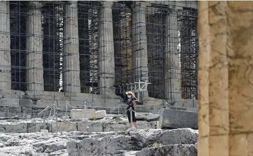  ?? Foto Louisa Gouliamaki/AFP ?? Peklenska vročina je zadnjih nekaj dni udrihala tudi po Grčiji. Podnebne spremembe ogrožajo celotno civilizaci­jo.