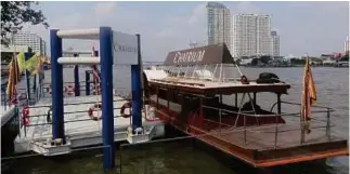  ??  ?? Five minutes by the hotel’s comfortabl­e shuttle boat takes you to the main transport hub of Saphan Thaksin pier.