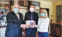  ?? XINHUA ?? Thomas Rabe and his wife accept donated medical supplies from a Chinese embassy official in Heidelberg, Germany, on Tuesday.