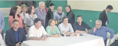  ??  ?? Sentados, de izq. a der., Guillermo Willy Cortés, Efraín Alegre, Josefina Duarte, Carlos Filizzola, Fernando Camacho y Jorge Querey.