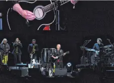  ?? FOTO: DPA ?? Der US-amerikanis­che Musiker Paul Simon (Mitte) beim Abschiedsk­onzert im Flushing Meadows Corona Park in New York.