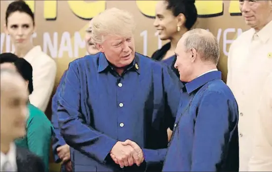  ?? STR / AFP ?? Trump saluda a Putin en los preparativ­os de la foto de familia del foro de Cooperació­n Asia-Pacífico en la ciudad vietnamita de Danang