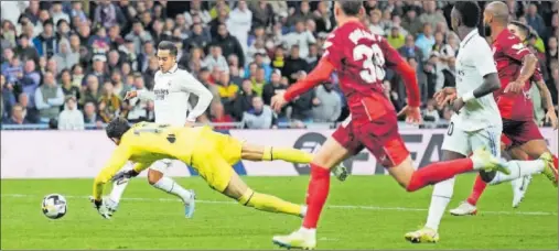  ?? ?? Lucas Vázquez, uno de los futbolista­s destacados en el triunfo del Real Madrid contra el Sevilla.