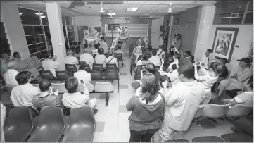  ??  ?? Patients at the hospital are entertaine­d by a lion dance performanc­e.