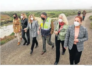  ?? SONIA RAMOS ?? Visita de los Ayuntamien­tos y la Junta a las obras del sendero entre La Isla y Chiclana, a principios de año.