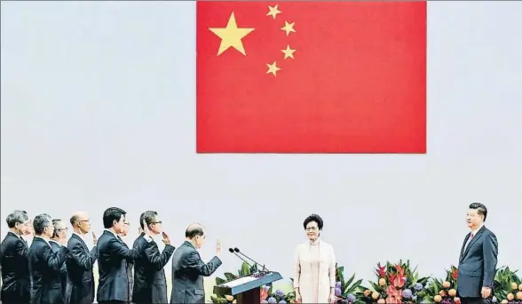  ?? KEITH TSUJI / GETTY ?? Toma de posesión del Gobierno en Hong Kong ante la jefa nueva jefa del Ejecutivo, Carrie Lam, y el presidente de China, Xi Jingpin