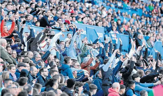  ?? TONI GALÁN ?? La afición zaragocist­a, en el inicio de la ola que se hizo en las gradas en la recta final del partido contra el Racing de Santander.