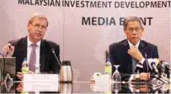  ??  ?? De Winter (left) and Mustapa during the announceme­nt of X-FAB Sarawak’s expansion plans at Mida Tower in Kuala Lumpur yesterday.