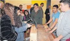  ?? FOTO: GABRIELE LOGES ?? Nur keine Berührungs­ängste: Beim Marktplatz Ausbildung greifen selbstvers­tändlich auch Mädchen zum Hammer.