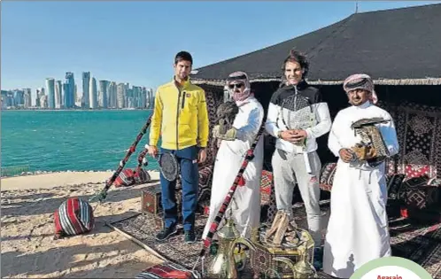  ?? AFP ?? Novak Djokovic y Rafa Nadal posando hace unos días con unos halconeros de Qatar sobre la arena de una
playa de Doha