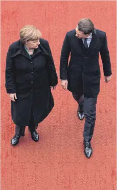  ?? FOTO: DPA ?? Empfang mit militärisc­hen Ehren: Bundeskanz­lerin Angela Merkel begrüßt Österreich­s Bundeskanz­ler Sebastian Kurz in Berlin.