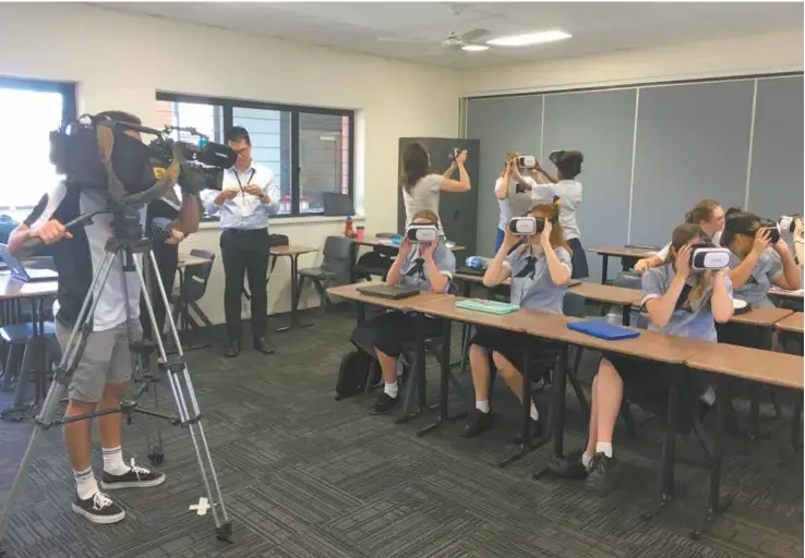  ??  ?? students wearing the virtual reality headsets.