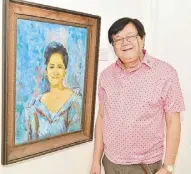  ??  ?? Artist Dinky Munda beside the portrait of his mother Rosa Santos-Munda by Victorio Edades