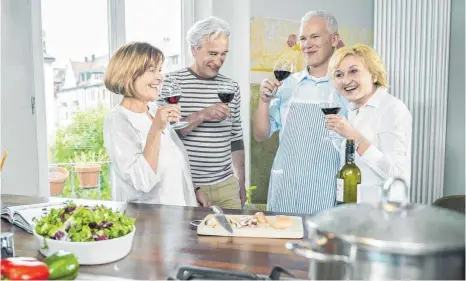  ?? FOTO: MITO IMAGES ?? Bei einem gemütliche­n Abendessen oder gemeinsame­n Kochabend können sich die eigenen Eltern und die des Partners in netter Atmosphäre kennenlern­en.