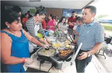  ?? FOTOS: EFRAÍN SALGADO ?? Los padres de familia apoyaron la venta de alimentos.