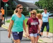  ?? MICHILEA PATTERSON — DIGITAL FIRST MEDIA ?? People participat­e in The Mercury Mile community walk from West Pottsgrove Elementary School. This week’s walk will begin from Barth Elementary School in Pottstown.