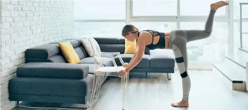  ?? F.E ?? Para hacer ejercicios en casa, puedes utilizar una silla, el mueble y galones de agua (como pesas).