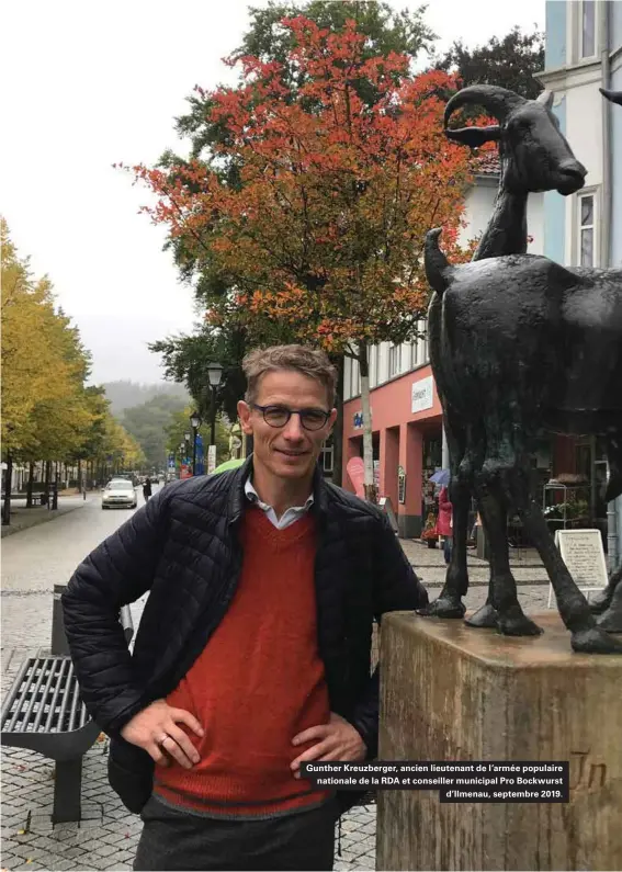  ??  ?? Gunther Kreuzberge­r, ancien lieutenant de l'armée populaire nationale de la RDA et conseiller municipal Pro Bockwurst d'ilmenau, septembre 2019.