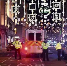  ?? Daniel Leal-Olivas - 24.nov.2017/AFP ?? Policiais isolam área após suspeita de ataque em Londres
