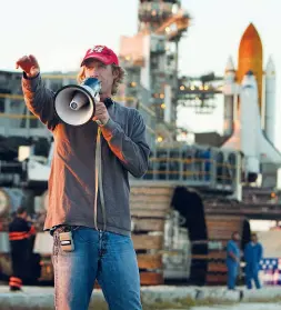  ??  ?? A fianco: Il regista Michael Bay sul set del quinto film dei Transforme­rs Sotto:Il titolo della prima pagina del «Corriere Fiorentino» di domenica 12 agosto