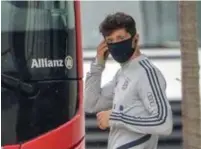 ?? FOTO AFP ?? Herkent u hem met mondmasker? Topschutte­r Robert Lewandowsk­i zet zondag met Bayern de titeljacht verder.