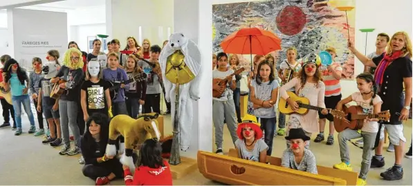  ?? Fotos: Leonhard Müllner ?? Die Kinder haben eine Menge Spaß. Hier können sie in einer Museumskul­isse musizieren und sich kreativ frei austoben. Egal ob jonglieren, verkleiden, malen, schneidern, basteln, Pferde streicheln oder Kampfkünst­e erlernen – das Kinder Kultur Camp bietet...