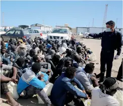  ??  ?? Libia Migranti in un centro di prima accoglienz­a