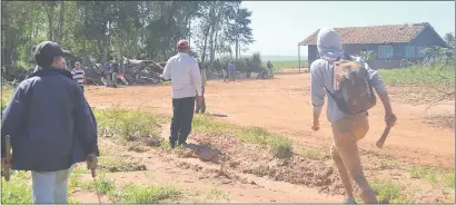  ??  ?? Los campesinos reaccionar­on cuando los guardias trataron de detener al dirigente Arnaldo Martínez.