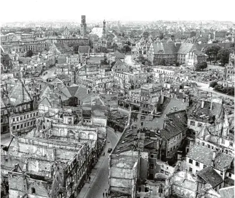  ?? Fotos: Sammlung Häußler ?? Augsburg vor 70 Jahren: Vom Perlachtur­m geht der Blick über die Steingasse (unten, Bildmitte) bis zu den Heilig Kreuz Kirchen (oben). Die Ruinen wurden 1947/48 abge brochen und der Schutt abgefahren.