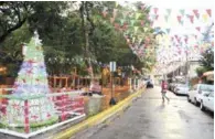  ?? GLAUCO MOQUETE/LISTÍN DIARIO ?? Contra la violencia. El árbol de Navidad de la calle 34 con respaldo Seibo tiene rostros de jóvenes víctimas de feminicidi­o.