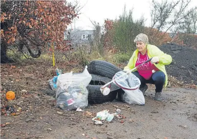  ?? Picture: Paul Reid. ?? Jacquie Steel picking up discarded rubbish near Inchbare, Angus.