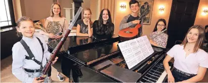  ?? FOTO: UM ?? Richtig musikalisc­h: Die Preisträge­r des Landeswett­bewerbs „Jugend musiziert“traten im Weyermann-Saal auf.
