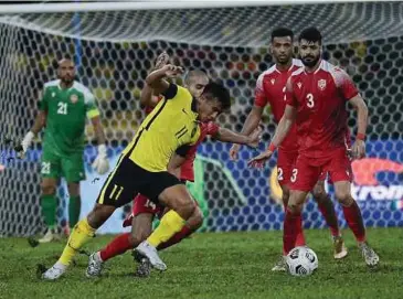  ?? ?? PEMAIN Harimau Malaya, Safawi Rasid diasak pemain Bahrain pada perlawanan Kumpulan E Kelayakan Piala Asia 2023 di Stadium Nasional Bukit Jalil, malam kelmarin.