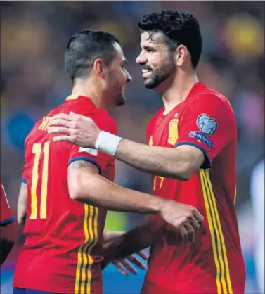  ??  ?? SE CONOCEN. Vitolo y Costa se abrazan durante un partido con la Selección.