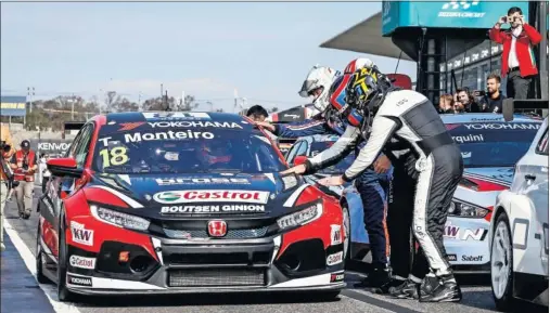  ??  ?? ‘PASILLO’ DE HONOR. Los pilotos del WTCR abrieron paso entre aplausos al Honda de Monteiro en los primeros entrenamie­ntos de Suzuka.