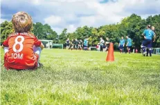  ?? FOTO: VITON NGUYEN ?? Auch für die kleinen Fußballfre­unde gibt es am Sonntag beim 3. Business-Cup in Norf jede Menge zu erleben und zu gucken.