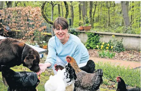  ?? FOTO: JULIA NEMESHEIME­R ?? Bernadette Seelhorst mit ihren Hühnern und Hündin Tilda. Die Hennen hat sie während der Corona-Pandemie angeschaff­t und möchte sie in ihrem Leben nicht mehr missen.