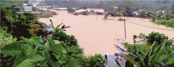  ?? [FOTO IHSAN APM] ?? Hujan lebat berterusan menyebabka­n beberapa kawasan di Pitas dinaiki air, semalam.