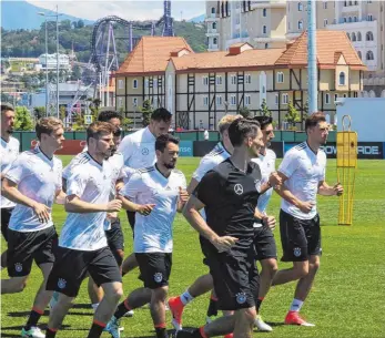  ?? FOTO: IMAGO ?? Schön war’s in Sotschi: Beim Confed Cup genoss die deutsche Mannschaft die russische Sonne.